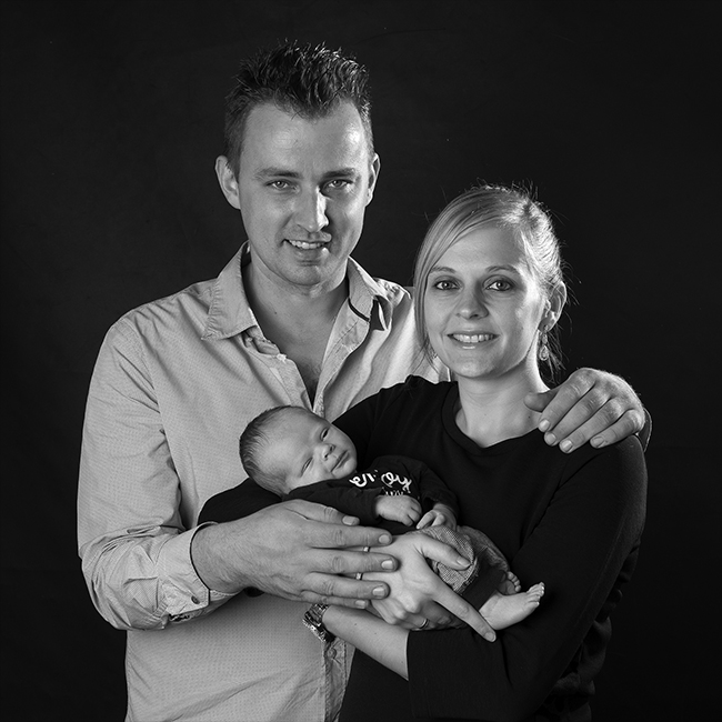 gezinsfoto met pasgeboren baby